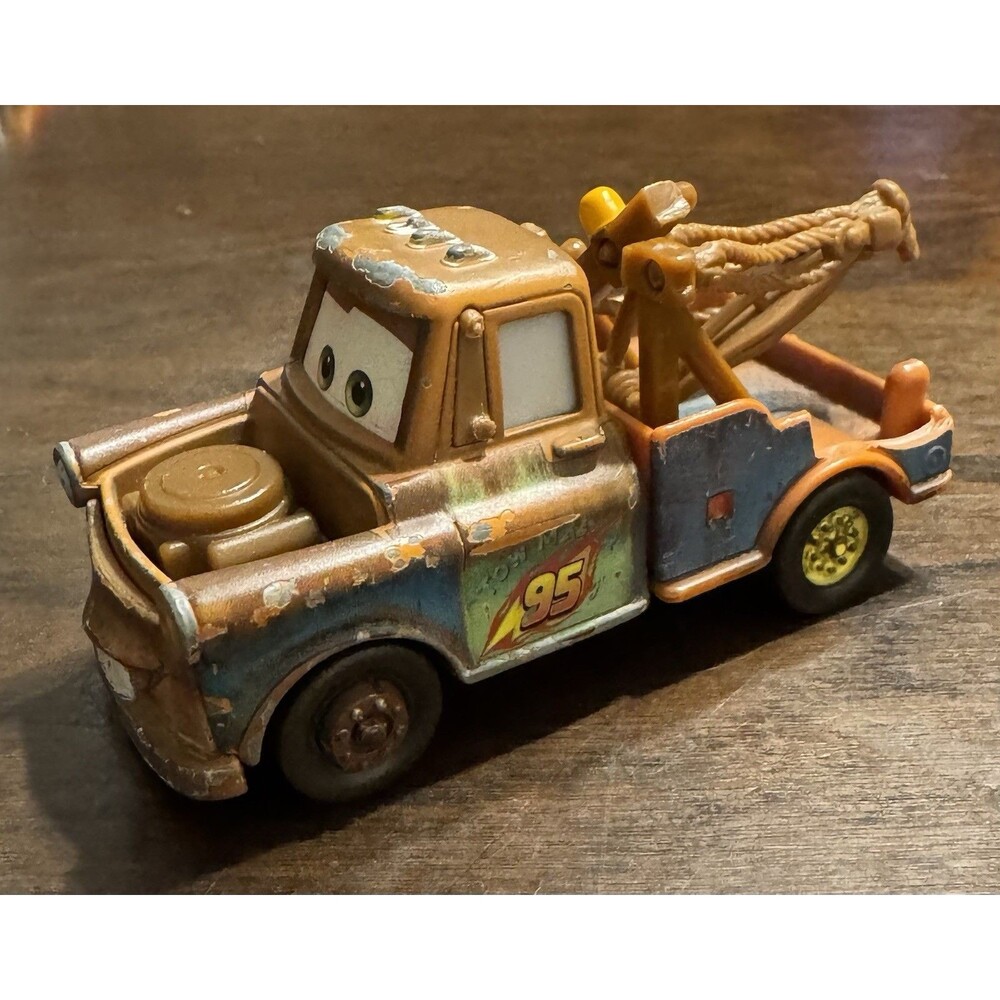Disney Pixar Cars 2 Race Team Mater Tow Truck Diecast 1:55 V2798